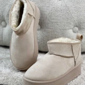 Beige uggs med pälsfoder - Helt nya. Så fina och supermysiga beige uggs i mocka med fluffigt pälsfoder i. Perfekta för lite kallare dagar. 