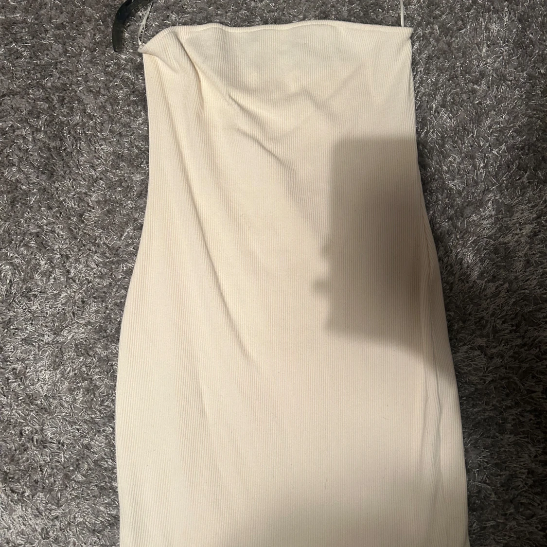 Beige ribbad klänning från mango