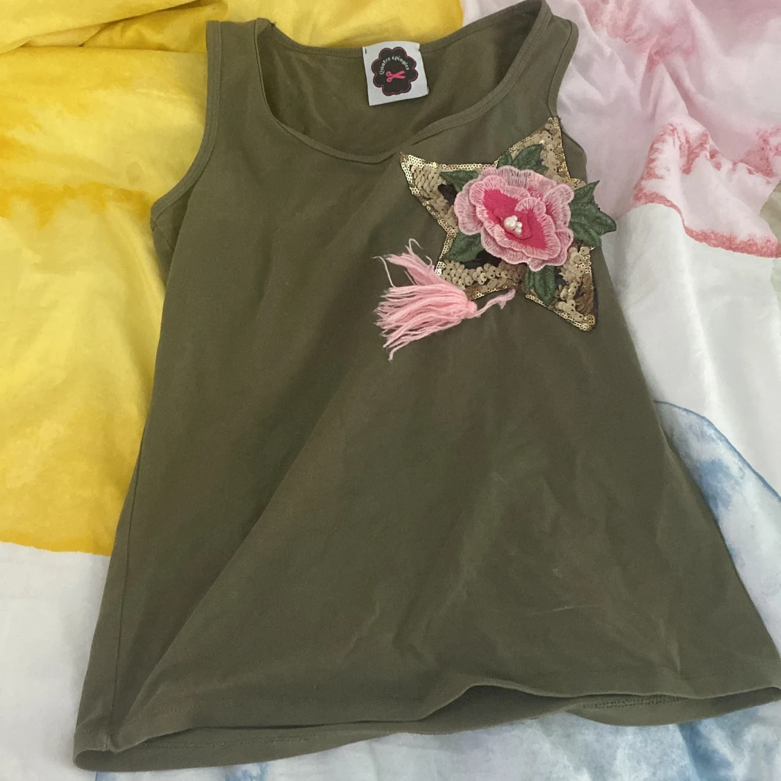 Grön linnetopp och rosa shorts med blommig detalj - 90