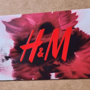 Presentkort från H&M med blommigt motiv - Säljer ett presentkort från H&M med ett snyggt blommigt motiv i rött och rosa. Kortet har ett värde av 1000 kr och kan användas i alla H&M-butiker i Sverige samt online. Perfekt för shopping av kläder, accessoarer eller heminredning. Passa på att fynda dina favoriter!