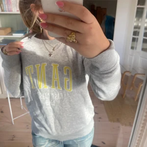 Grå sweatshirt från GANT - Jätte skön och snygg tröja!
