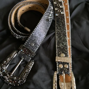rhinestone bälte - två bälten med rhinestones och massa bling 💎 !! aldrig använda för dom passade inte mig i längden. svarta 110cm och silwer 100cm 