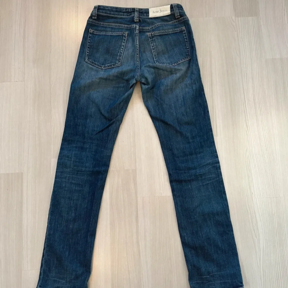 Säljer ett par jeans från Acne i storlek 34/XS. Låg midja, långa ben och är i en jättesnygg tvätt. Säljes då de är för små för mig. Jeans & Byxor.