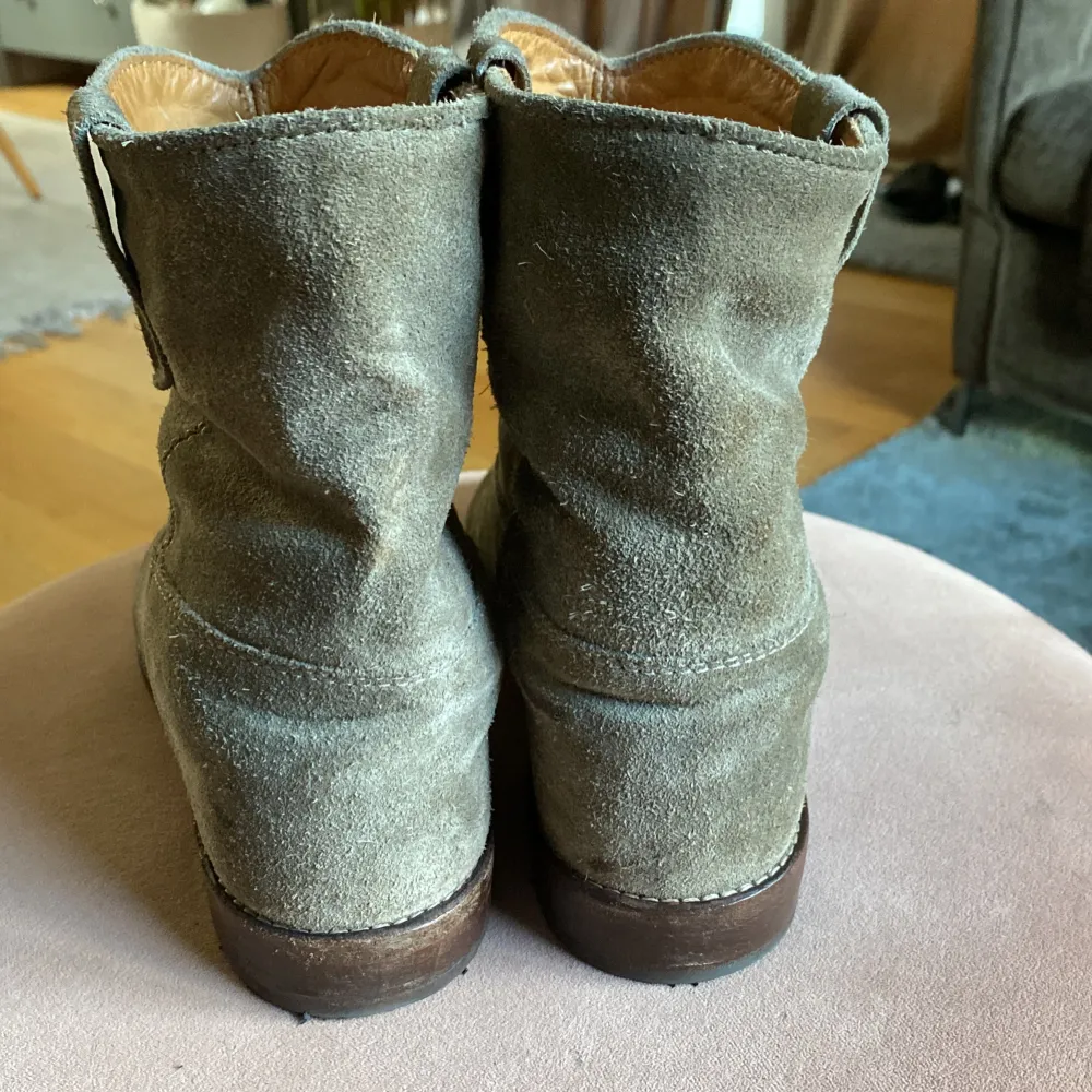 Säljer ett par snygga mossgröna mockaboots från Isabel Marant i storlek 39. De har en klassisk design med en robust sula och är perfekta för höst och vår. Bootsens stilrena look gör dem lätta att matcha med olika outfits. Använda men i bra skick, nysulade.. Kengät.