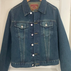 Jeansjacka från Rockwood - Säljer en klassisk jeansjacka från Rockwood i mycket bra skick. Har bara använts 1 gång. Den har blå färg med knappar framtill och två bröstfickor. Perfekt för vår och höst! Passar till nästan allt💗💗köpt för 700 💗