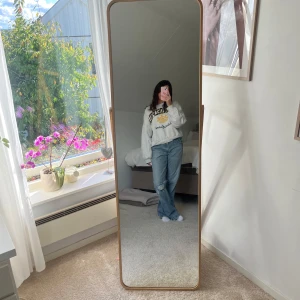 Vit/grå hoodie med tryck - Säljer en vit/grå hoodie med tryck i svart och gult. Den är superbekväm och perfekt för en avslappnad stil. Passar bra till jeans eller mjukisbyxor. Perfekt för höst och vår!