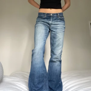 Lågmidjade bootcut jeans - Så snygga lågmidjade bootcut jeans från Lipp! Står L på lappen men de passar även S/M. Midjemått: 84cm. Innerbenslängd: 79cm. Ytterbenslängd: 104cm. 💙💙