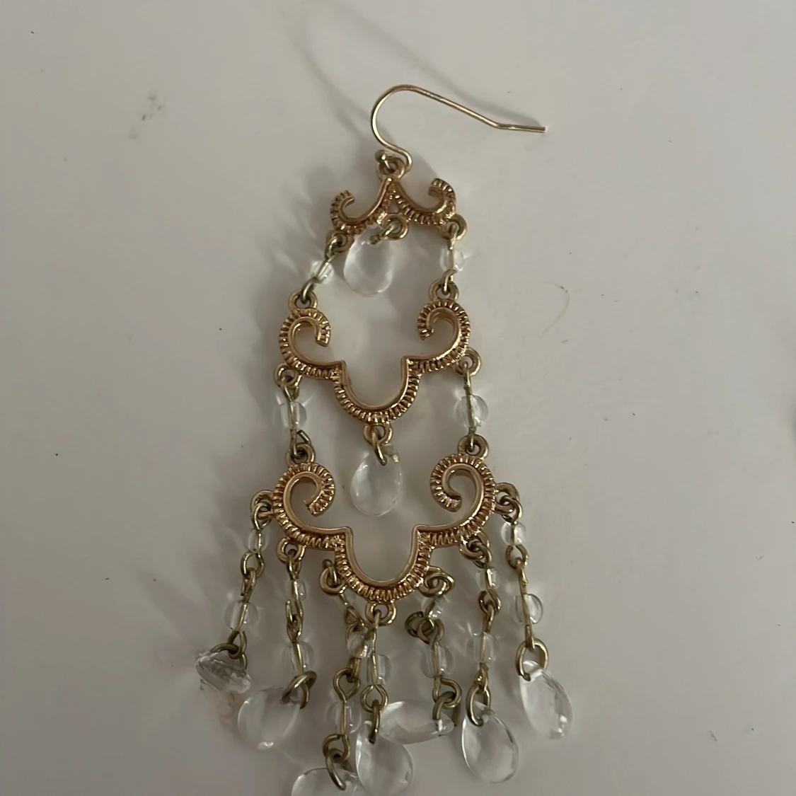 Guldiga örhängen med kristallhängen - 91