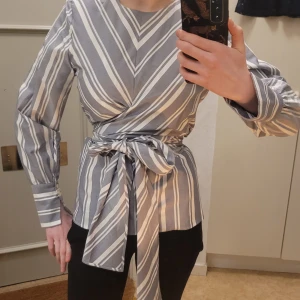 Randig knytblus från Myķke Hofmann  - Säljer denna riktigt fina blusen ifrån Mykke Hofmann! Nypris ligger runt 3000❤️ man kan knyta den på många olika sätt så den är väldigt bra att ha i garderoben! Säljer då jag använder den för sällan! Är öppen för prisförslag!🤗🤗🤗🤗🩷