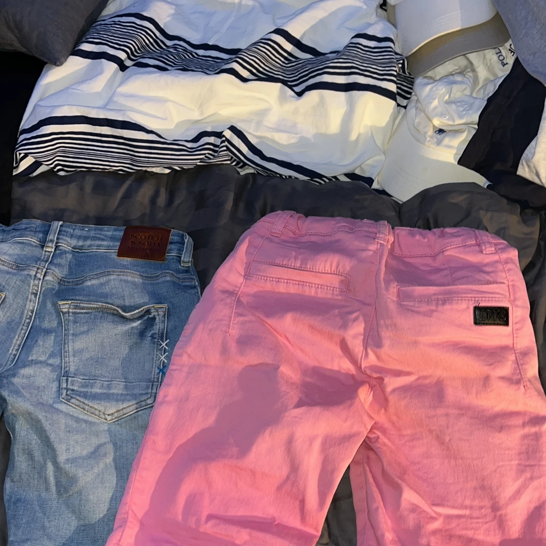 Två par shorts i jeans och rosa tyg - 90