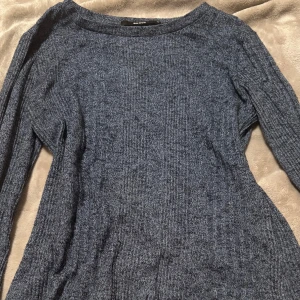 Mörkgrå ribbad tröja - Säljer en snygg mörkgrå ribbad tröja i bra skick. Perfekt för höst och vinter med sin mysiga och varma känsla. Tröjan har långa ärmar och en klassisk passform som funkar till det mesta. Ett måste i garderoben för kyliga dagar!