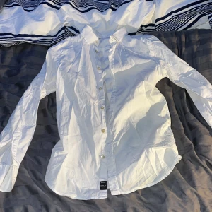 Vit skjorta från Replay - Säljer en klassisk vit skjorta från Replay Skjortan har långa ärmar och knappar framtill. Perfekt för både vardag och festliga tillfällen. Den är i bra skick och redo för en ny ägare!