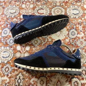 Valentino Rockrunners  - Hej! Säljer nu mina skor från märket valentino, storlek 44, mycket bra skick, tveka inte på att höra av dig om du har frågor eller funderingar kring skorna!