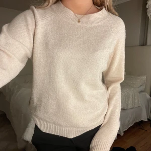 Beige tröja från Vero Moda - Mysig och populär beige tröja från Vero Moda i storlek S. Ganska tunn men den är väldigt varm och skön ändå! Använd ett fåtal gånger så det är inga fel alls på den!