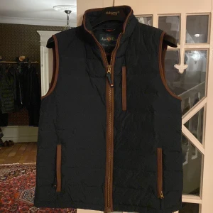 Väst från Alan Paine - Väst från Alan Paine i färgen navy. Skriv vid frågor🫵