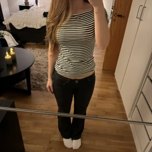 Randig offshoulder-topp - Säljer en superfin randig offshoulder-topp i svart och vitt. Perfekt för både vardag och fest! Den är i nytt skick med pris lappen kvar och har en tight passform! 💗