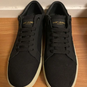 Saint Laurent skor - Säljer mina saint Laurent skor då de är alldeles för små för mig, det är storlek 43 men tror det även skulle passa 42. Det är inprinsip nya och endast använt dem några gånger