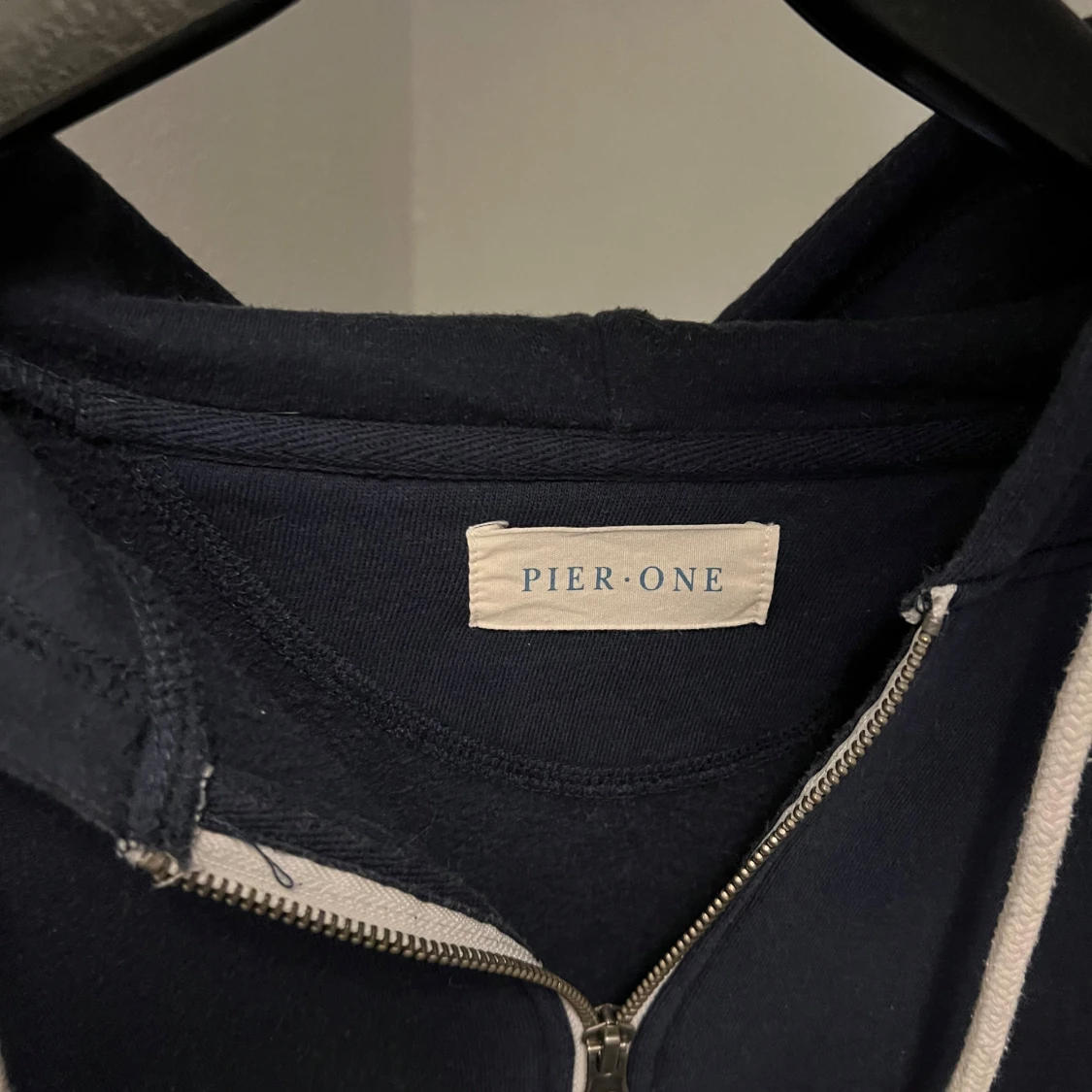 Mörkblå zip från Pier One - 90