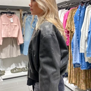 Svart skinnjacka - Grå/brun skinnjacka i croppad modell från Zara! Toppskick. Nypris 699 kr