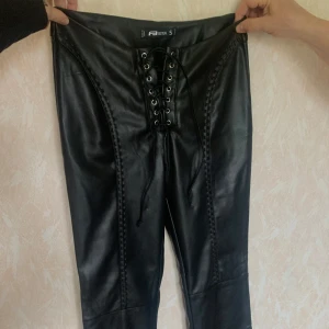 Skinn byxor - Så svårt att fota dom, men endast testade och supersköna! Passar någon större S. Köparen står för frakt 45kr. Betalning sker via Swish 