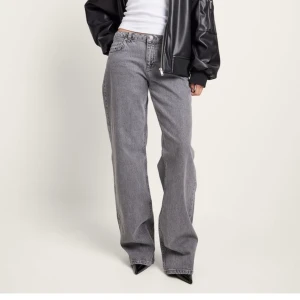 Lågmidjade jeans  - Jättebra skick! Låg midja och långa i benen (jag är 1,70 och de går ganska långt ner över hälen) i princip nya och oanvända, lite ”baggy” passform men sitter tajt i rumpan och midjan ( pris kan diskuteras)