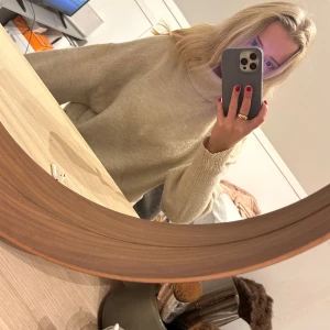 Beige Stickad polotröja - Beige/gräddvit stickad tröja ifrån Hm, storlek S