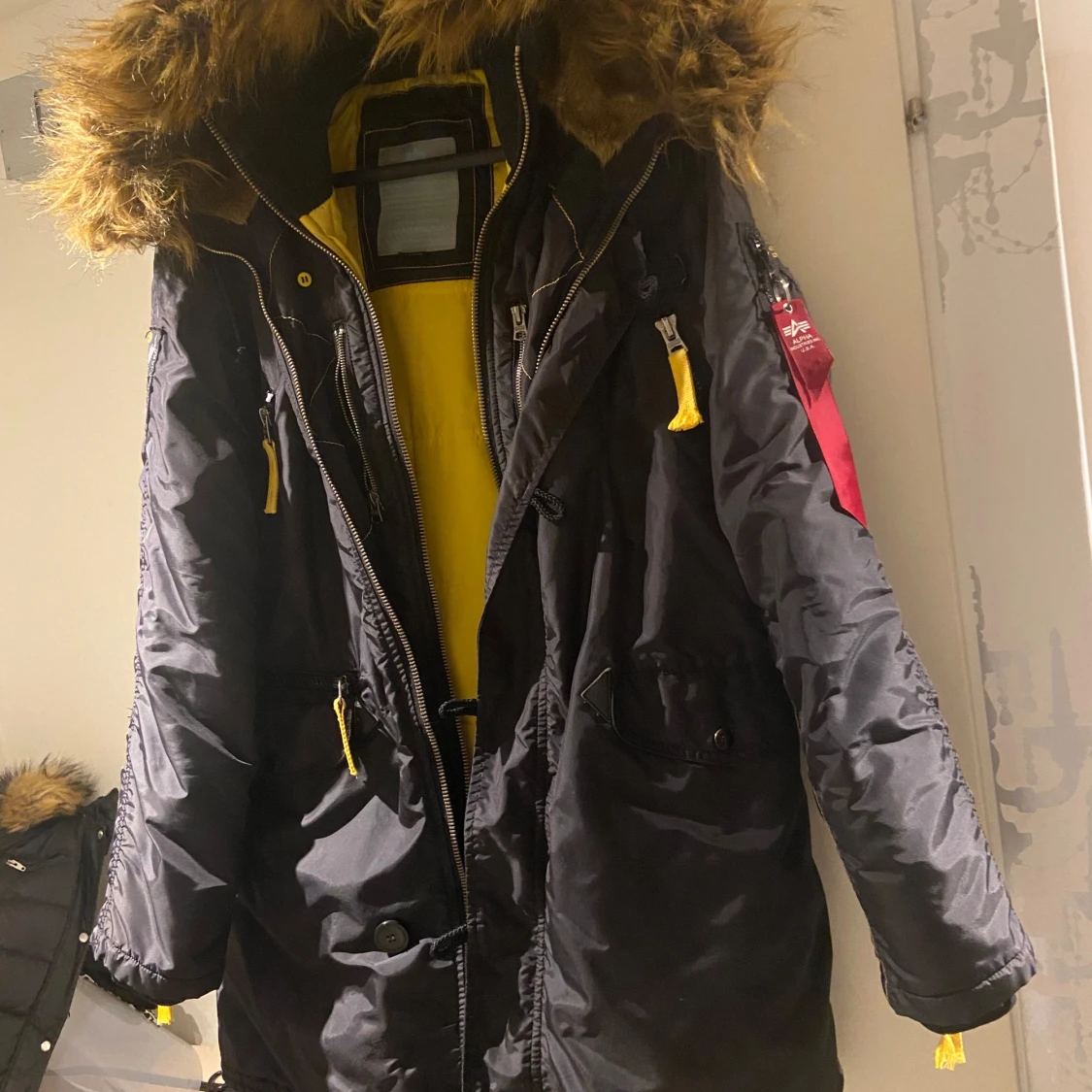 Svart parkajacka med pälsdetaljer