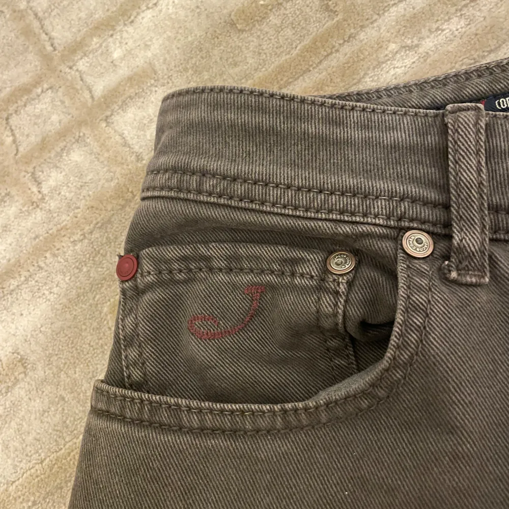 Jacob Cohën jeans, skitsnygg färg - mörkgrå, nästintill nyskick, skulle säga 8-9/10, size 33 nypris runt 5-6 tusen, det är den populära modellen ”688.C” säljer för endast 999kr!🤝🏼 + kan gå ner i pris vid SNABB affär. Jeans & Byxor.