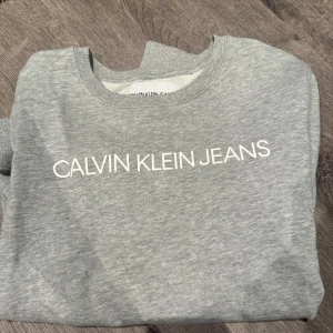 Calvin klein tröja - Fin tröja som är rätt ny.  Storlek L men passar M också 180 med frakt (spårbart) 