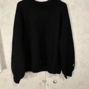Svart stickad tröja från Stockh LM - Säljer en svart stickad ull tröja från Stockh LM i storlek xs😇
