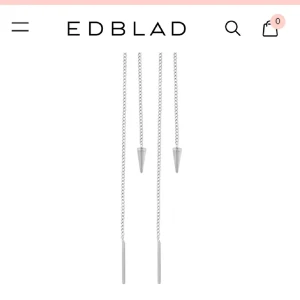 Silverörhängen från Edblad - Snygga och stilrena silverörhängen från Edblad. De har en lång kedja med en konformad detalj som ger en modern touch. Perfekta för både vardag och fest! Köpta för 350kr säljer för 210, aldrig använda!