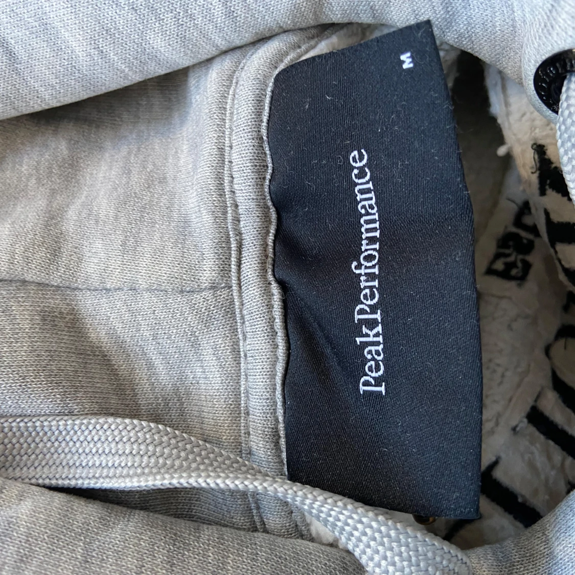 Grå hoodie från Peak Performance - 91