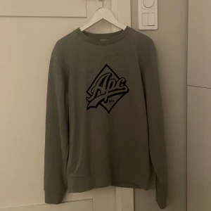 Grå tröja från A.P.C. - Säljer en grå tröja från apc, bra skick. Nypris på runt 1000kr, mitt pris: 300kr. Har ni frågor så är det bara att skriva! /Theo