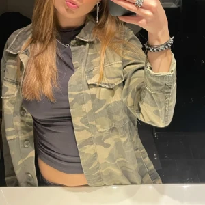 Miltärmönstrad overshirt - Jättesnygg overshirt jacka!💕 säljer då den ej kommer till användning💕