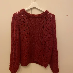Röd stickad tröja - Säljer en mysig röd stickad tröja. Använder inte denna längre🥰