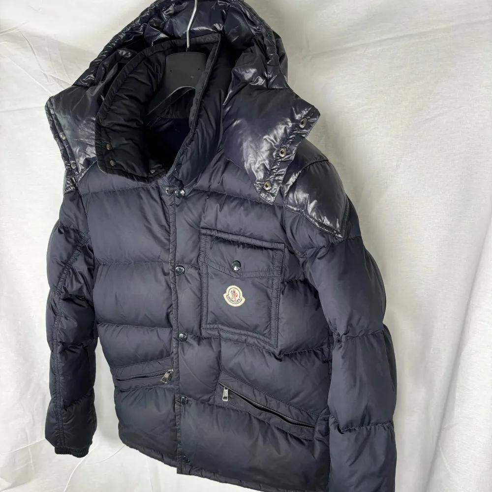 Säljer en snygg och varm marinblå dunjacka från Moncler. Nypris runt 15 000 SEK. Bra skick, dock så saknas inre tvättlapparna tyvärr. Annars riktigt bra skick! Storlek M (2). . Jackor.