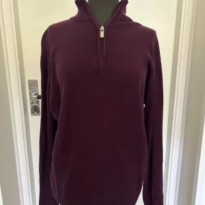Lila Halfzip - Säljer en stilren mörklila halfzip. Passar både till vardags och lite finare tillfällen.