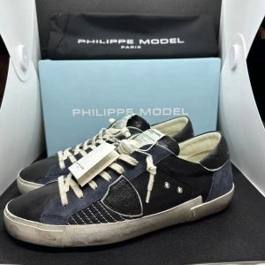 Philippe Model  - Säljer ett par Philippe Model skor i nyskick, svart läder, så perfekt till höst/vinter | Storleken är 43 | Hör av er vid eventuella frågor!