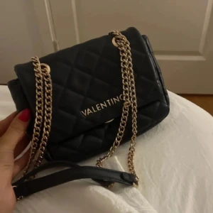 Valentino väska - Sparsamt använd, defektfri. Nypris: 1 145kr Dustbag ingår!  Kolla gärna in mina andra publiceringar