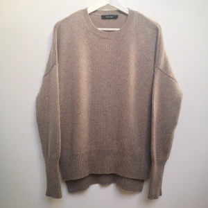 Stickad tröja Mila i Taupe 100 % kashmir  från Lisa Yang - Tröja i färgen Taupe, modell Mila 100% fin kashmir från Lisa Yang. Nypris 4400 kr. Storlek 0 = S/M. Tröjan är i nyskick. 