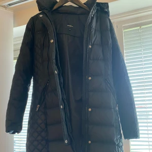 Beam coat rockenblue jacka  - Säljer min rockenblue jacka använd 1 vinter. Det är ett håll vid drag kedjan som syns knappt annars är jackan i bra skick varm under vintern. Original pris 5000kr😊🖤