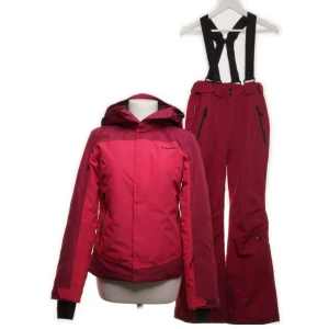 Skidställ + fleece från Everest - Säljer ett snyggt vinröd/rosa skidställ + fleecejacka från Everest. Storlek 34/36 S.  Jackan har en dragkedja och är långärmad med en justerbar huva. Perfekt för kalla vinterdagar i skidbacken eller på stan. Mycket bra skick.