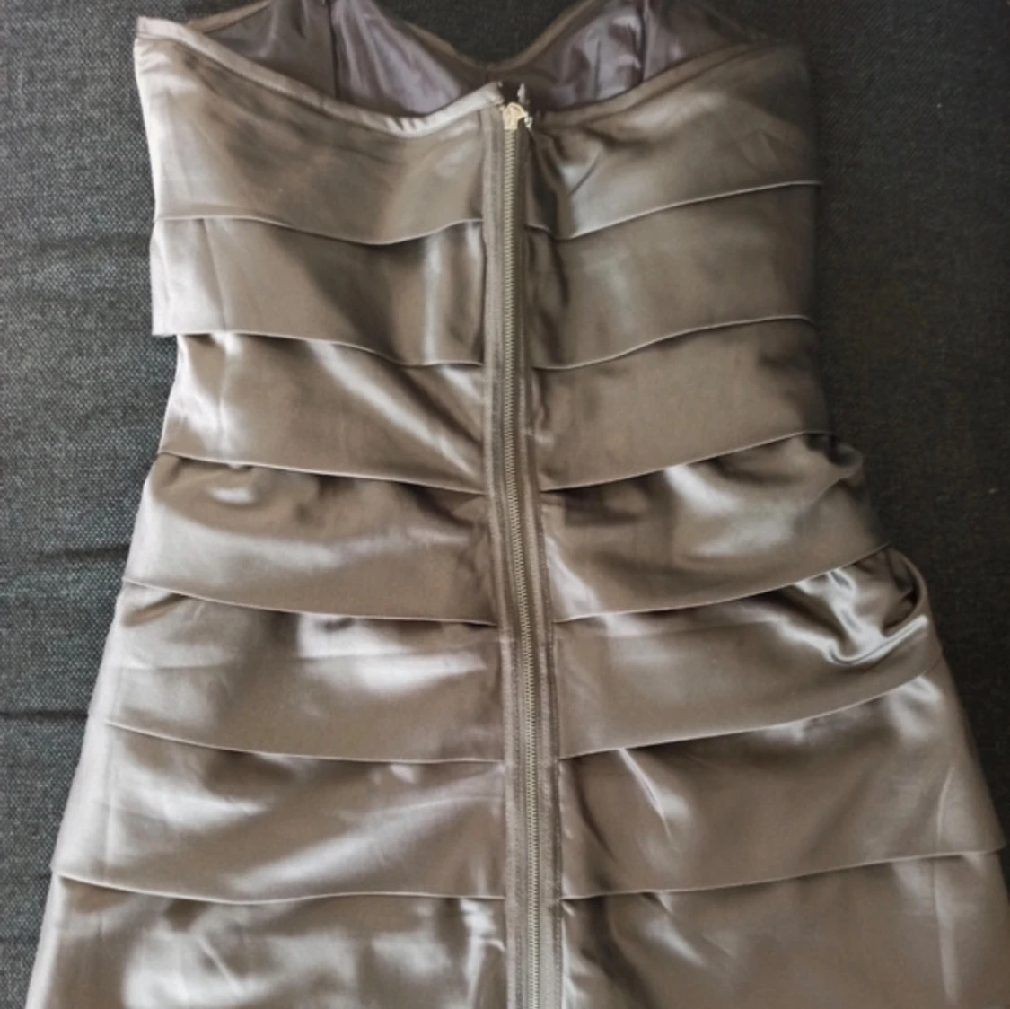 Champagnefärgad klänning från Carryformal - 90