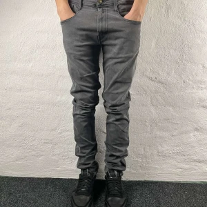 Replay Anbass Jeans  - Replay Anbass Jeans | Ett par sjukt feta jeans, trendiga och enormt eftertraktade - passar allt! | Skick 9.5/10, EXTREMT bra! | Storlek W34/L34, modellen är 181 cm och väger cirka 70 kg | Priset är alltid diskuterbart vid snabb affär! | Nypris runt 2500kr | Du får mer än gärna höra av dig vid minsta möjliga fråga eller fundering såsom hela bilder så svarar vi med glädje! |  / GardeGrisch - Registrerat företag 🙌🏻