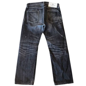 Neighborhood Jeans - Ett par Neighboorhood jeans i storlek 33-34. Jeansen har en unik tvätt och slitningar från fabrik. Jeansen är i fint skick men har tecken på användningar. Vid fler frågor eller mått tveka inte att kontakta oss!