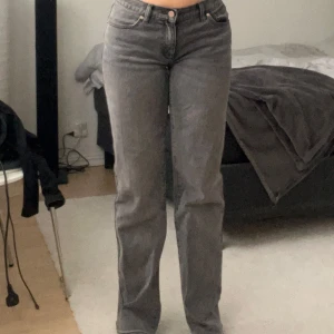 Grå Abrand jeans  - Säljer ett par snygga grå jeans i mycket bra skick från Abrand . De har en rak passform och är lågmidjade! Perfekta för både vardag och fest! 🖤