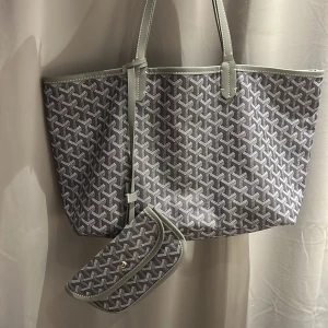 Grå handväska  - Superbra skick, rymlig och stor. 