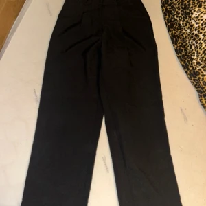 Svarta byxor från NA-KD - Snygga svarta byxor från NA-KD i storlek S. Helt oanvända bara provade!