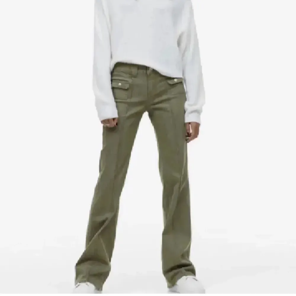 Snygga olivgröna low Waits bootcut byxor med coola fickdetaljer fram. Perfekta för en avslappnad men stilren look. Passar bra till både vardag och fest. Kombinera med en enkel tröja eller en dressad skjorta för olika stilar.. Jeans & Byxor.