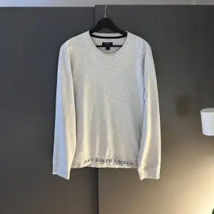 | Riktigt snygg och unik tröja från Ralph Lauren | Den är slutsåld så går ej att köpa ny längre, nypris låg på ca 1600kr | Storlek M men passar snarare L | Vid ytterligare intresse - Dm 👑😁|